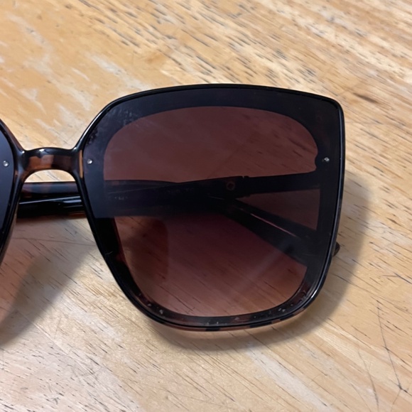 Tahari Women’s Sunglasses Leopard Brown - Picture 3 of 9